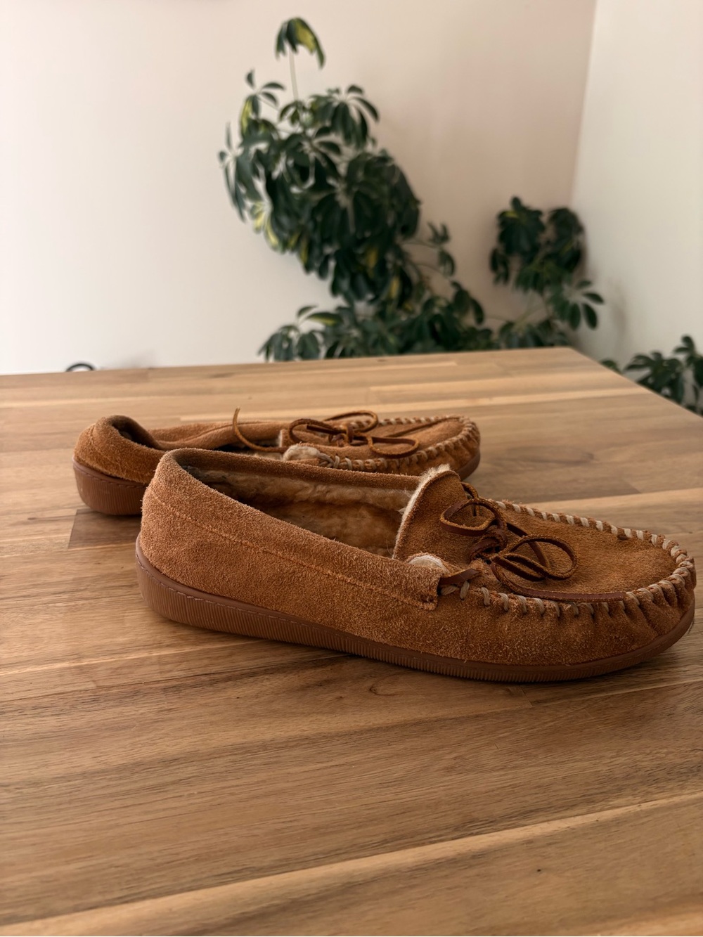Minnetonka Genuine Shearling Suede Moccasin Slippers Brown Sz 10